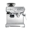Ekspres do kawy Sage Barista Express SES875BSS w kolorze srebrnym, z wbudowanym młynkiem, manometrem ciśnienia oraz dyszą do spieniania mleka. Urządzenie idealne do przygotowywania espresso i innych kaw mlecznych.
