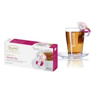 Opakowanie herbaty Ronnefeldt LeafCup Masala Chai szklanki z przygotowaną herbatą. HerbataMasala Chai to czarna herbata z mieszanką przypraw, oferowana w eleganckim pudełku z 15 torebkami herbaty, idealna do przygotowania aromatycznego napoju. Obok znajduje się przezroczysta szklanka z logo Ronnefeldt, ukazująca napój o bogatej, ciemnej barwie.