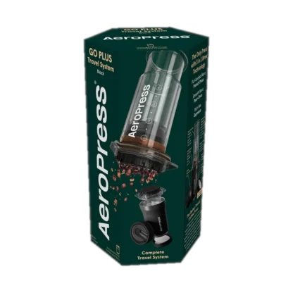 Zdjęcie opakowania AeroPress Go Plus w kolorze czarnym. Na opakowaniu widać ilustrację produktu wraz z kawałkami mielonej kawy, ukazującą zalety przenośnego systemu parzenia kawy, idealnego do podróży.