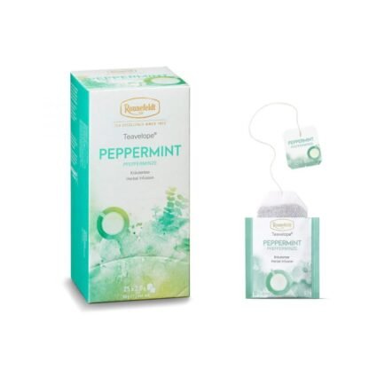 Opakowanie herbaty Ronnefeldt Teavelope Peppermint, zawierające 25 saszetek miętowej herbaty ziołowej, każda o pojemności 2 g (50 g netto). Obok znajduje się pojedyncza saszetka z tagiem 'Peppermint'. Opakowanie jest w odcieniach zieleni z ilustracjami liści mięty oraz logo Ronnefeldt.