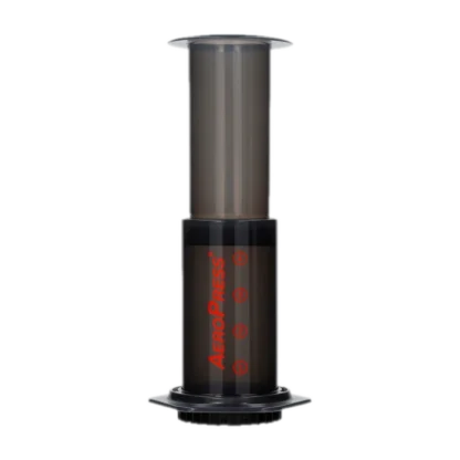Zaparzacz AeroPress Original w ciemnoszarym kolorze z czerwonym logo. Urządzenie służące do parzenia kawy metodą ciśnieniową, idealne do przygotowania świeżej kawy w domu lub w podróży.