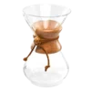 Klasyczny dzbanek do kawy Chemex Classic Coffee Maker, wykonany z wysokiej jakości szkła, z drewnianym kołnierzem i skórzanym paskiem. Idealny do parzenia kawy metodą przelewową, pozwala na przygotowanie do 6 filiżanek aromatycznej kawy. Elegancki design łączy funkcjonalność i estetykę, doskonały dla miłośników kawy speciality.