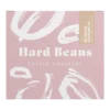 Opakowanie kawy Hard Beans, Kenia Rungeto Kiangoi AA, 250g. Subtelna różowa etykieta z białymi pociągnięciami pędzla i minimalistycznym logo Hard Beans Coffee Roasters.