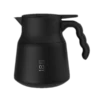 Izolowany stalowy serwer do kawy Hario V60-03 PLUS w kolorze czarnym, o pojemności 800 ml. Idealny do serwowania kawy speciality, utrzymuje ciepło napoju przez dłuższy czas dzięki podwójnym ściankom ze stali nierdzewnej. Stylowy i funkcjonalny, doskonały wybór do profesjonalnych kawiarni oraz domowych baristów.