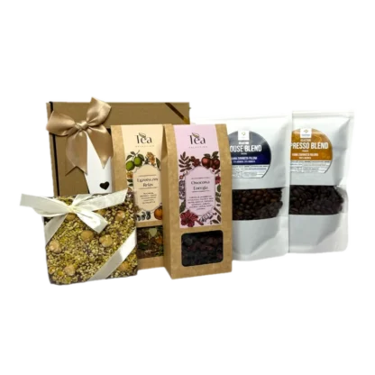 Elegancki zestaw prezentowy zawierający herbaty Owocowa Energia i Ziołowy Relaks, kawy ziarniste House Blend i Presso Blend, a także ręcznie robioną czekoladę z orzechami. Doskonały upominek na wyjątkowe okazje dla miłośników kawy, herbaty i słodkich przysmaków.