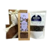 Zestaw prezentowy zawierający herbatę Lawendowy Powiew, kawę ziarnistą House Blend oraz czekoladę, ozdobiony eleganckimi wstążkami. Idealny prezent na każdą okazję dla miłośników wysokiej jakości herbaty, kawy i słodkości.