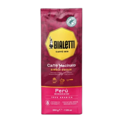 Opakowanie kawy mielonej Bialetti Caffè Macinato Peru Single Origin o wadze 200 g. Bordowe opakowanie z logo Bialetti na żółtym tle i informacją o 100% Arabice. Intensywność 8, średni stopień palenia, idealna do kawiarki, ekspresu przelewowego i French press. Wyjątkowy smak z regionu Peru dla prawdziwych koneserów kawy.