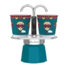 Ekspres Mini Express Bialetti w wersji oktanowej z kolekcji Wonderland. Zestaw zawiera kawiarnię na dwie filiżanki oraz dwie kolorowe filiżanki z motywem balonów na niebieskim tle, umieszczone bezpośrednio nad miejscem nalewania kawy.