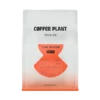 Opakowanie kawy przelewowej Coffee Plant Flow Blossom o wadze 250g. Elegancka, matowa paczka z dużym logo "Coffee Plant" i pomarańczową etykietą, zawierającą informacje o pochodzeniu kawy. Flow Blossom to mieszanka kaw z Tanzanii, o profilu smakowym bogatym w kwiatowe nuty oraz subtelne akcenty owocowe. Ziarna zostały przetworzone metodą washed, co wpływa na ich czysty i wyrazisty smak, idealny do alternatywnych metod parzenia, takich jak drip, Chemex czy AeroPress.