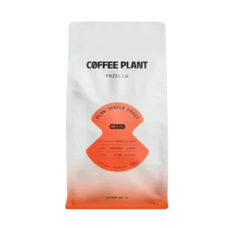 Opakowanie 800g kawy przelewowej Coffee Plant Flow Jungle Fruit, idealnej do metod alternatywnych. Widoczna etykieta na froncie prezentuje informacje o pochodzeniu z Peru, odmianach Arabica (Ateng i Caturra), oraz metodzie obróbki (washed). Kawę charakteryzuje wyrazisty, owocowy profil smakowy, z nutami tropikalnych owoców, które nadają jej świeżości i lekkości.
