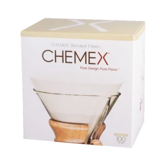 Opakowanie 100 białych, okrągłych filtrów papierowych Chemex, przeznaczonych do zaparzaczy o pojemności 6-10 filiżanek. Filtry są idealne do wydobywania czystego i klarownego smaku kawy, dopasowane specjalnie do zaparzaczy Chemex, aby zapewnić doskonałe doznania smakowe przy każdym parzeniu.