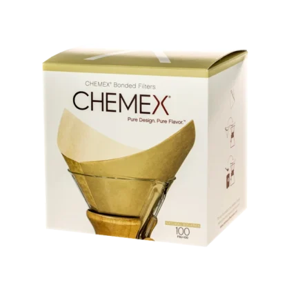 Opakowanie 100 brązowych, kwadratowych filtrów papierowych Chemex, zaprojektowanych do zaparzaczy o pojemności od 6 do 10 filiżanek. Filtry są specjalnie opracowane, aby zapewnić czysty i wyrazisty smak kawy, idealne dla miłośników parzenia metodą Chemex.