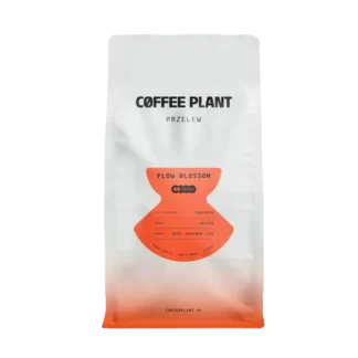Opakowanie 800g kawy przelewowej Flow Blossom od Coffee Plant, pochodzącej z Tanzanii. Kawa ta, przygotowana metodą washed, charakteryzuje się nutami czerwonych owoców, żółtych owoców i cytrusów. Na opakowaniu znajduje się czytelna etykieta w pomarańczowym kolorze, podkreślająca unikalny profil smakowy tej mieszanki, składającej się z odmian Kent, Bourbon oraz N39.
