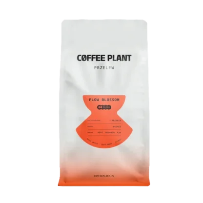Opakowanie 800g kawy przelewowej Flow Blossom od Coffee Plant, pochodzącej z Tanzanii. Kawa ta, przygotowana metodą washed, charakteryzuje się nutami czerwonych owoców, żółtych owoców i cytrusów. Na opakowaniu znajduje się czytelna etykieta w pomarańczowym kolorze, podkreślająca unikalny profil smakowy tej mieszanki, składającej się z odmian Kent, Bourbon oraz N39.