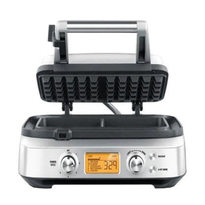 Gofrownica SAGE Smart Waffle SWM620 z otwartą pokrywą, gotowa do pieczenia gofrów. Urządzenie posiada cyfrowy wyświetlacz i pokrętła do ustawiania stopnia wypieczenia oraz wyboru rodzaju gofrów. Elegancka obudowa w srebrnym kolorze, wykonana ze stali nierdzewnej.