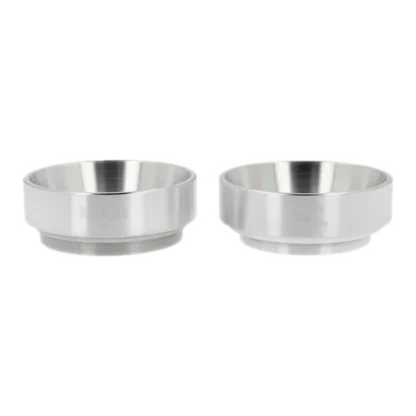 Zestaw dwóch stalowych lejków dozujących marki Motta o średnicach 53 mm i 58 mm. Lejki wykonane są z wysokiej jakości stali nierdzewnej, co zapewnia trwałość i łatwość czyszczenia. Przeznaczone do precyzyjnego dozowania kawy do portafiltra, minimalizują rozsypywanie się zmielonej kawy, co pozwala utrzymać czystość stanowiska pracy. Idealne akcesorium dla baristów oraz miłośników espresso, którzy dbają o precyzję i porządek podczas przygotowywania kawy.