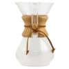 Klasyczny zaparzacz do kawy Chemex o pojemności 6 filiżanek, wykonany z wysokiej jakości szkła z elegancką, drewnianą obwódką i skórzanym paskiem. Ten stylowy zaparzacz umożliwia parzenie kawy metodą przelewową, zapewniając czysty i wyrafinowany smak.
