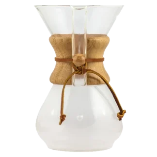 Klasyczny zaparzacz do kawy Chemex o pojemności 6 filiżanek, wykonany z wysokiej jakości szkła z elegancką, drewnianą obwódką i skórzanym paskiem. Ten stylowy zaparzacz umożliwia parzenie kawy metodą przelewową, zapewniając czysty i wyrafinowany smak.