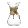 Szklany zaparzacz Chemex Classic Coffee Maker o pojemności na 8 filiżanek. Klasyczny design z charakterystycznym drewnianym kołnierzem i skórzanym paskiem, który dodaje elegancji i ułatwia bezpieczne nalewanie gorącej kawy.