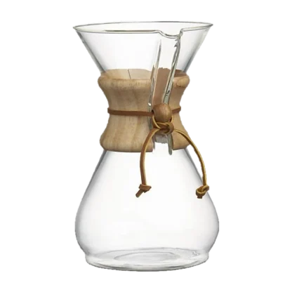 Szklany zaparzacz Chemex Classic Coffee Maker o pojemności na 8 filiżanek. Klasyczny design z charakterystycznym drewnianym kołnierzem i skórzanym paskiem, który dodaje elegancji i ułatwia bezpieczne nalewanie gorącej kawy.