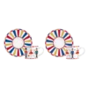 Zestaw dwóch porcelanowych filiżanek do kawy marki Bialetti z motywem inspirowanym klasyczną opowieścią o Dziadku do Orzechów. Każda filiżanka jest ozdobiona postaciami w kolorowych kostiumach oraz barwnym, paskowanym spodkiem, który dodaje świątecznego uroku.