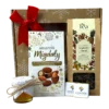 Elegancki zestaw prezentowy zawierający herbatę Tropikalny Ogród (zielona Sencha, ananas, papaja, żurawina, mango, nagietek), migdały w czekoladzie mlecznej z cynamonem Amaresti, słoiczek miodu oraz czekoladki Coffee Selection. Zapakowane w estetyczne pudełko z czerwoną kokardą, idealne na prezent świąteczny.