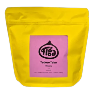 Figa Etiopia Tadese Teko - wyjątkowa kawa speciality o profilu smakowym toffi, kwiatów, brązowego cukru i herbaty oolong. Starannie wyselekcjonowane ziarna, idealne do metod przelewowych. Żółte opakowanie z fioletową etykietą.