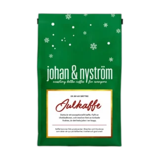 Świąteczna kawa Johan & Nyström Julkaffe w zielonym opakowaniu z motywem śnieżynek. Wyjątkowa mieszanka z nutami czekolady i suszonych owoców, idealna na świąteczne poranki i zimowe wieczory.