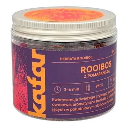 Herbata Rooibos z pomarańczą marki Kafar w szklanym słoiku z fioletową etykietą. Intensywny, aromatyczny napar o nutach cytrusowych i owocowych. Doskonały wybór na zimowe wieczory, dostarczający naturalnej harmonii smaku i zdrowotnych właściwości rooibosu. Idealna dla miłośników herbaty bez kofeiny z nutą pomarańczy.