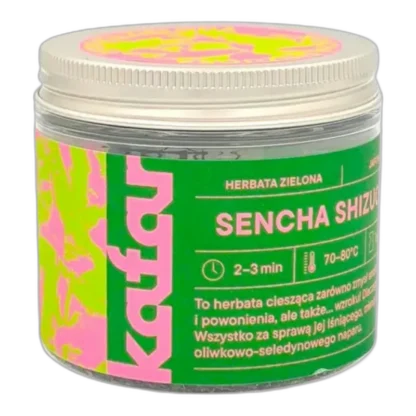 Zielona herbata Sencha Shizuoka od Kafar w szklanym słoiku z zielono-różową etykietą. Wysokiej jakości japońska herbata o delikatnym smaku i jasnym, oliwkowo-seledynowym naparze. Doskonała na ciepło i na zimno, ciesząca zarówno smakiem, jak i wyglądem. Idealny wybór dla miłośników herbaty zielonej poszukujących autentycznych aromatów z Japonii.