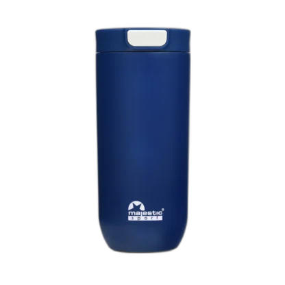 Granatowy kubek termiczny Majestic Sport Bullet o pojemności 350 ml, z eleganckim designem i szczelnym zamknięciem. Doskonale utrzymuje temperaturę napojów, idealny na kawę lub herbatę w podróży i codziennym użytkowaniu.