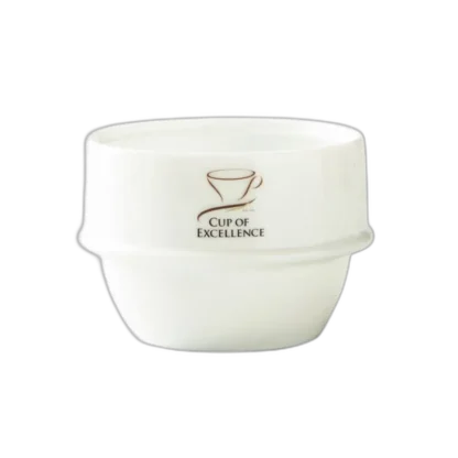 Biała miseczka cuppingowa Origami z logo Cup of Excellence, stworzona z wysokiej jakości ceramiki. Idealna do profesjonalnych degustacji kawy, zapewniająca doskonałe właściwości termiczne i precyzyjne testowanie aromatu oraz smaku kawy.