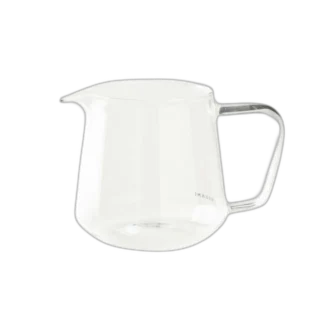Szklany serwer Origami Aroma o pojemności 460 ml, wykonany z wysokiej jakości szkła żaroodpornego. Idealny do parzenia kawy metodą przelewową, z ergonomicznym uchwytem i nowoczesnym designem.