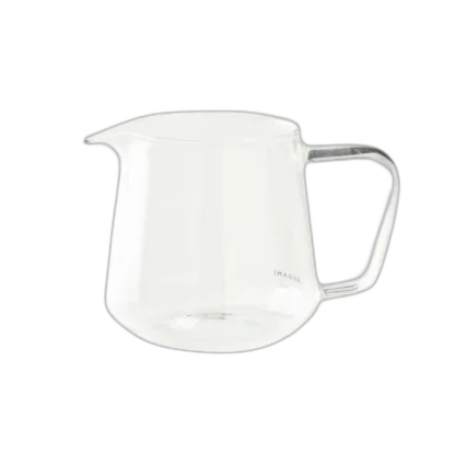Szklany serwer Origami Aroma o pojemności 460 ml, wykonany z wysokiej jakości szkła żaroodpornego. Idealny do parzenia kawy metodą przelewową, z ergonomicznym uchwytem i nowoczesnym designem.