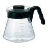 Hario Coffee Server V60-02 o pojemności 700 ml. Szklany dzbanek z ergonomicznym uchwytem, idealny do parzenia i serwowania kawy w metodach alternatywnych.