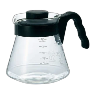 Hario Coffee Server V60-02 o pojemności 700 ml. Szklany dzbanek z ergonomicznym uchwytem, idealny do parzenia i serwowania kawy w metodach alternatywnych.