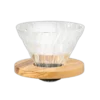 Szklany dripper Hario V60-02 z podstawą wykonaną z drewna oliwnego. Elegancki design, idealny do parzenia kawy metodą alternatywną.