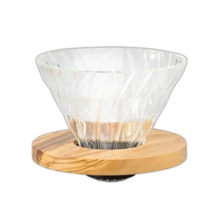 Szklany dripper Hario V60-02 z podstawą wykonaną z drewna oliwnego. Elegancki design, idealny do parzenia kawy metodą alternatywną.