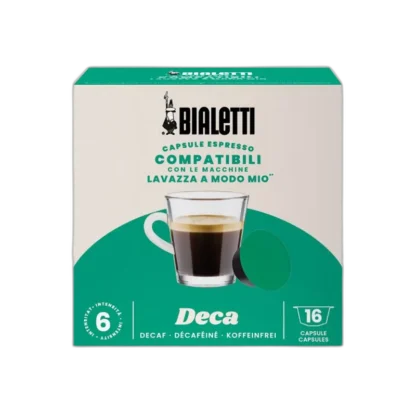 Opakowanie kapsułek kawy Bialetti Deca, kompatybilnych z ekspresami Lavazza A Modo Mio. Widać filiżankę espresso z gęstą pianką oraz zieloną kapsułkę kawy bezkofeinowej. Opakowanie zawiera 16 kapsułek o intensywności 6.