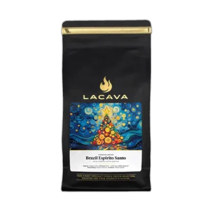 Czarne opakowanie kawy LaCava Brazil Espirito Santo Christmas Espresso, 250 g, ozdobione świątecznym wzorem, kawa specialty o bogatym smaku idealna do espresso na święta.