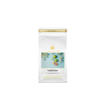 Opakowanie kawy LaCava Ethiopia Buncho, 250 g, z jasnym motywem kwiatów i owoców, kawa specialty o delikatnym i kwiatowym profilu smakowym z regionu Yirgacheffe w Etiopii.