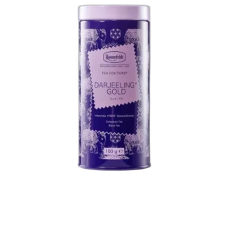 Herbata czarna Ronnefeldt Tea Couture Darjeeling Gold w eleganckiej fioletowej puszce o pojemności 100 g. Wzór inspirowany kulturą Indii. Wyjątkowy smak herbaty Darjeeling z letnich zbiorów.