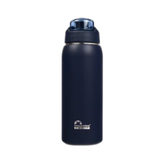 Bidon Majestic Sport Delta o pojemności 750 ml w eleganckim granatowym kolorze. Wyposażony w praktyczną przezroczystą pokrywkę z precyzyjnym zamknięciem, gwarantującym szczelność. Klasyczny design i solidne wykonanie sprawiają, że jest to idealny wybór zarówno na trening, jak i do codziennego użytku. Na bidonie widnieje subtelne logo Majestic Sport, podkreślające jakość i styl.