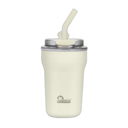 Bidon Majestic Sport Hoody o pojemności 420 ml w eleganckim, kremowym odcieniu bieli. Wyposażony w transparentną, szarą pokrywkę z wbudowaną słomką, zapewniającą wygodę użytkowania. Minimalistyczny design z widocznym logo Majestic Sport na korpusie. Idealny wybór na każdą okazję, zarówno do pracy, jak i na trening, gwarantując stylowy wygląd i praktyczność.