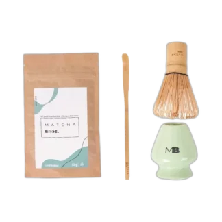 Ceremonialny zestaw do przygotowywania herbaty matcha od Matcha Bros. W skład zestawu wchodzi: ekologiczne opakowanie ceremonialnej matchy (50 g), bambusowa trzepaczka chasen do spieniania napoju, bambusowa łyżeczka chashaku do odmierzania odpowiedniej porcji herbaty oraz ceramiczny stojak na trzepaczkę w eleganckim miętowym kolorze. Idealny wybór na prezent dla koneserów tradycyjnej japońskiej ceremonii parzenia matchy.