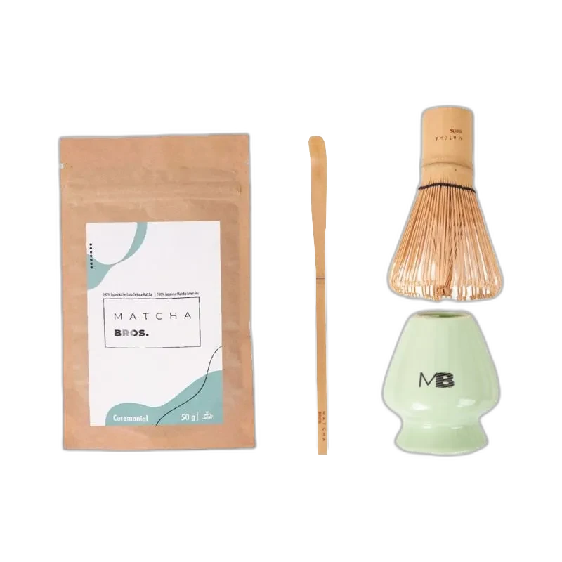 Ceremonialny zestaw do przygotowywania herbaty matcha od Matcha Bros. W skład zestawu wchodzi: ekologiczne opakowanie ceremonialnej matchy (50 g), bambusowa trzepaczka chasen do spieniania napoju, bambusowa łyżeczka chashaku do odmierzania odpowiedniej porcji herbaty oraz ceramiczny stojak na trzepaczkę w eleganckim miętowym kolorze. Idealny wybór na prezent dla koneserów tradycyjnej japońskiej ceremonii parzenia matchy.