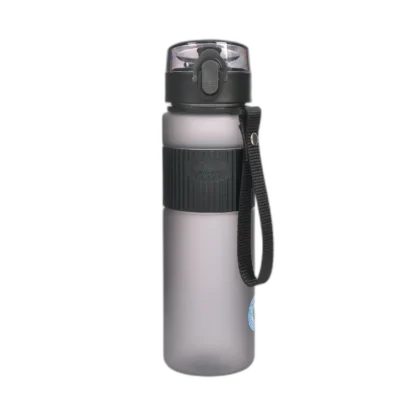 Czarny bidon Majestic Sport Nova o pojemności 540 ml. Wykonany z lekkiego i wytrzymałego materiału, posiada antypoślizgowy pasek ułatwiający pewny chwyt. Wyposażony w szczelne zamknięcie typu "click-lock" oraz praktyczny uchwyt do przenoszenia. Przezroczysty element pozwala kontrolować ilość płynu. Idealny wybór do aktywności fizycznych, na wycieczki lub do codziennego użytku.