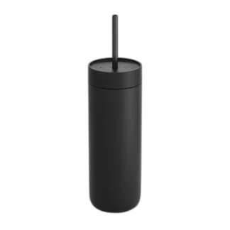 Czarny kubek Fellow Carter Cold Tumbler o pojemności 591 ml. Wykonany z trwałych materiałów, minimalistyczny design z gładką, matową powierzchnią. Wyposażony w wbudowaną słomkę, idealny do zimnych napojów. Stylowy wybór na co dzień, do pracy lub w podróży.