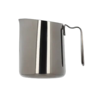 Dzbanek Fellow Eddy o pojemności 350 ml w grafitowym wykończeniu, wykonany ze stali nierdzewnej. Elegancki design z ergonomicznym uchwytem zapewnia wygodę podczas spieniania mleka. Precyzyjnie wyprofilowana wylewka ułatwia tworzenie latte art. Doskonały wybór dla baristów i pasjonatów kawy, ceniących wysoką jakość akcesoriów.