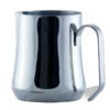 Dzbanek do spieniania mleka Motta Aurora o pojemności 750 ml. Wykonany z wysokiej jakości stali nierdzewnej z błyszczącym wykończeniem, charakteryzuje się ergonomicznym uchwytem i szeroką wylewką, idealny do przygotowywania latte art.